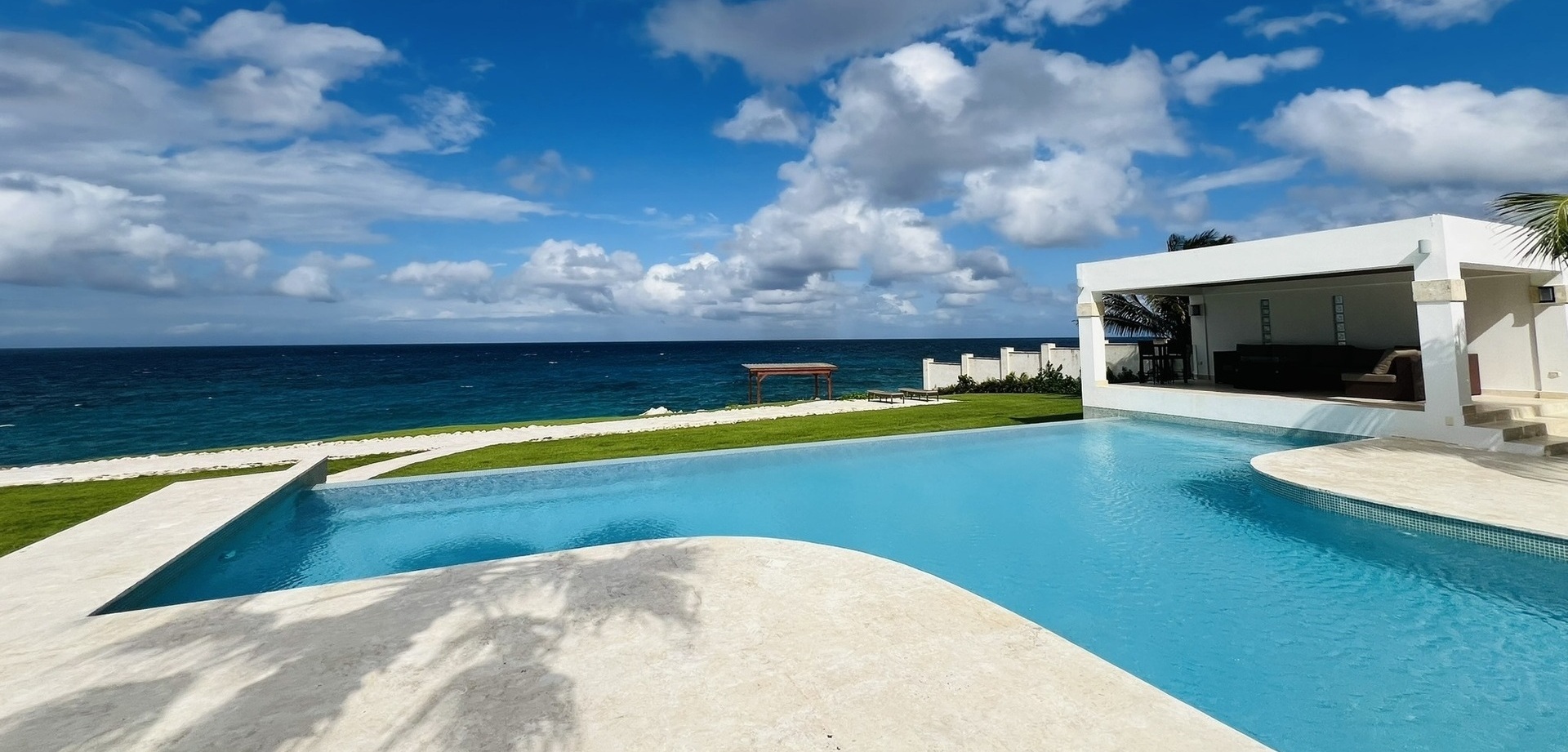 Exklusive Luxusvilla in Ocean Village – Erste Meereslinie
